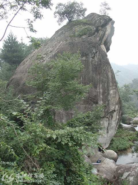 2004年8月14日，昨晚在上寺住了一宿，,小溪边的巨石之下有个黑皮包，细看旁边有一个人.jpg