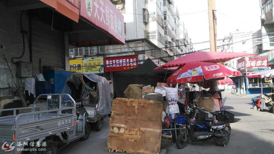 人行道全被强占，连通行道路也被占去一半