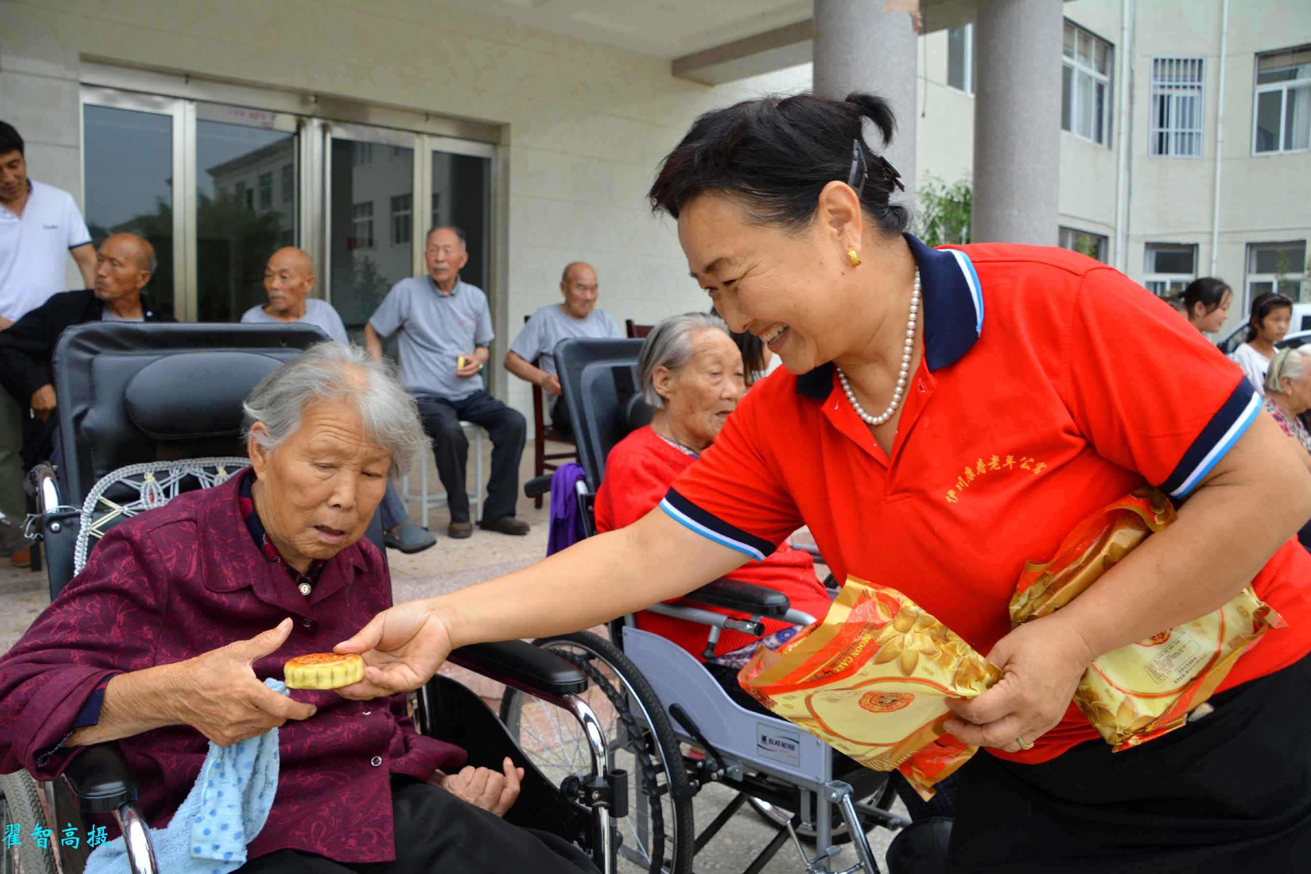 迎中秋发月饼2.jpg