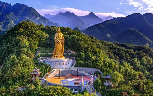 老君山仙境飘渺，峰林奇景，像是水墨诗画，和中国的诗词韵律不谋而合，品读老君山的风.jpg