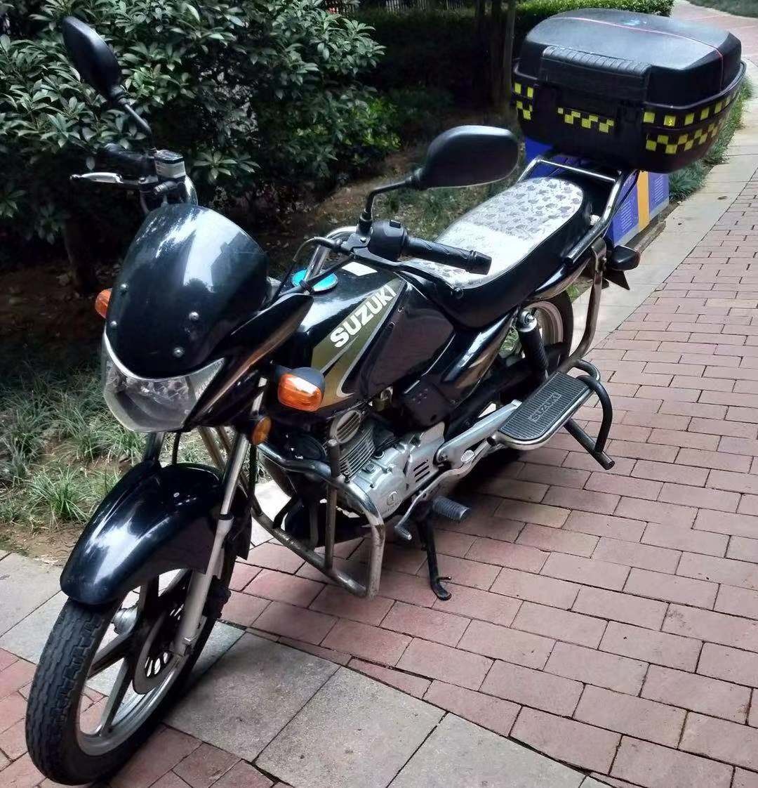 濟南輕騎鈴木駿馳125摩托車