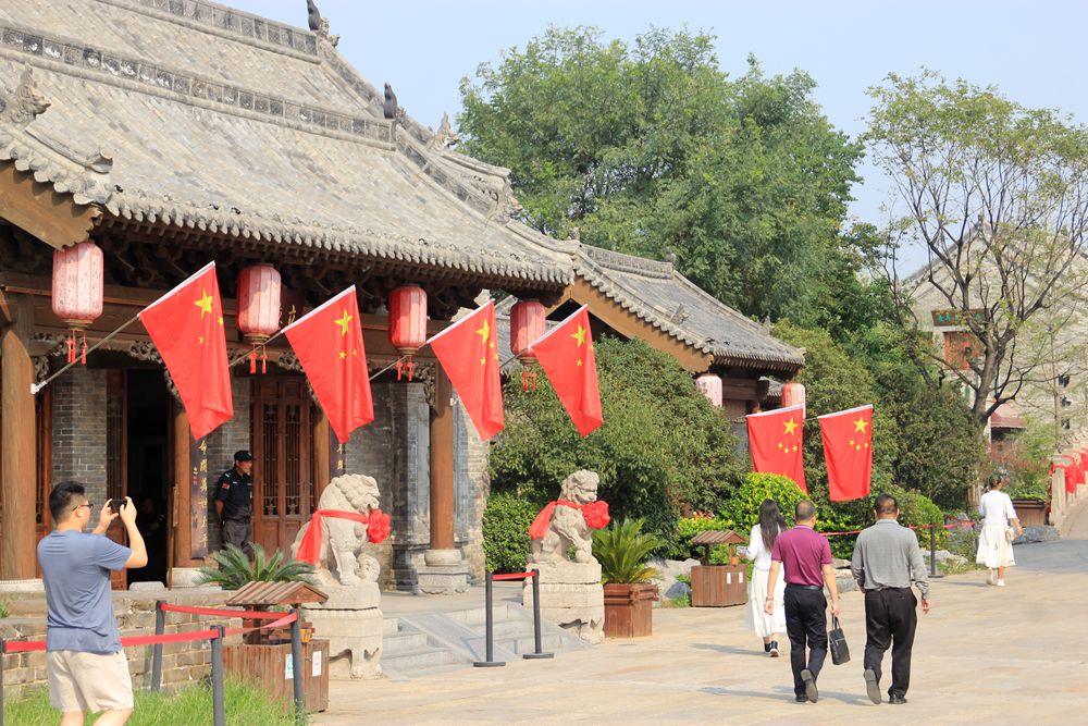 洛邑古城面貌新，欢庆十一迎佳宾，五星红旗高高挂，文峰塔前喜临门8.jpg