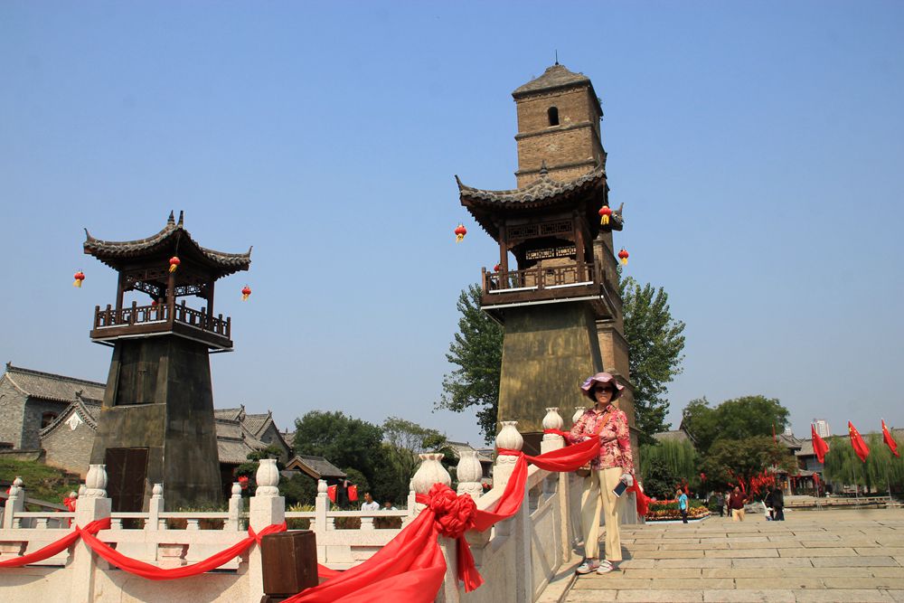 洛邑古城面貌新，欢庆十一迎佳宾，五星红旗高高挂，文峰塔前喜临门14.jpg