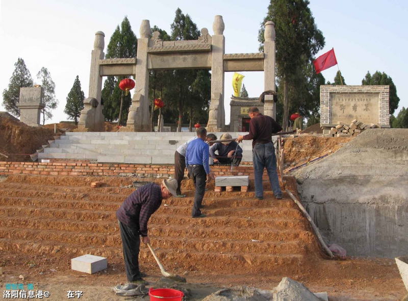 正在紧张施工砌石台阶2011年4月26日人大代表视察安乐佳城建设.jpg