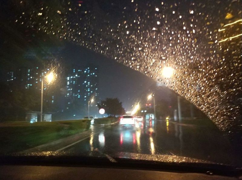 手机坐车随拍：行驶在雨夜中1.jpg