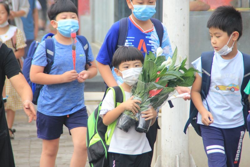 青小教师节门抓拍：疫情无情人有情，朵朵花儿感师恩3.jpg