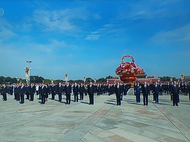 电视抓拍：向人民英雄敬献花篮仪式1.jpg