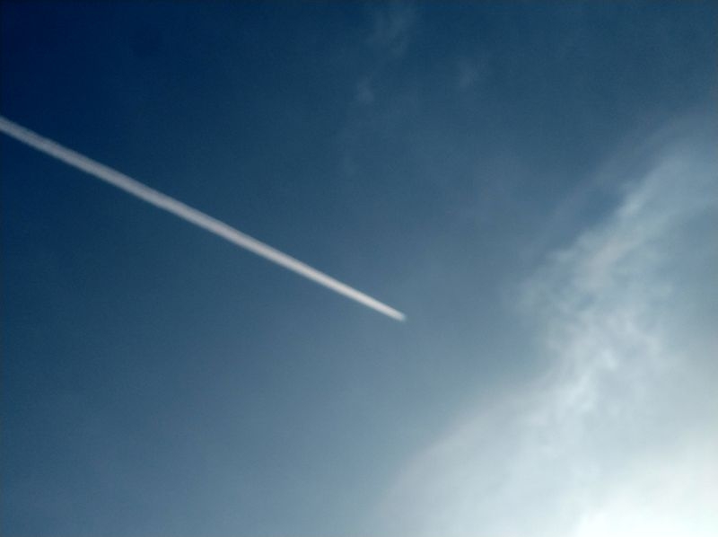 蓝天上划破长空的飞行器1.jpg