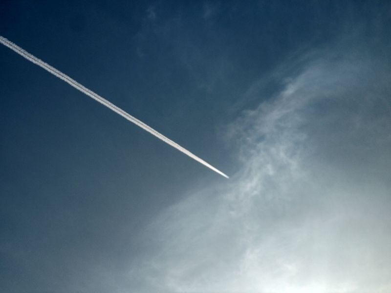 蓝天上划破长空的飞行器3.jpg