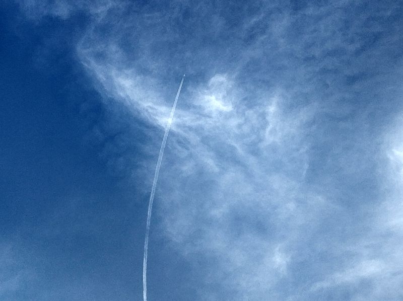 蓝天上划破长空的飞行器4.jpg