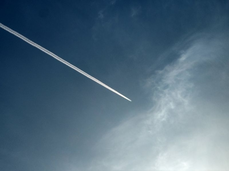 蓝天上划破长空的飞行器2.jpg
