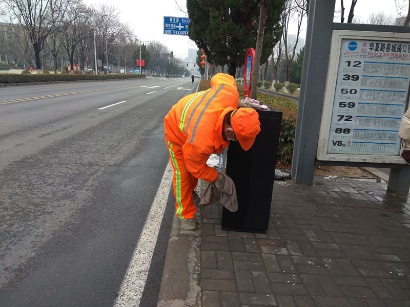 路边清洁工，细心又认真5.jpg