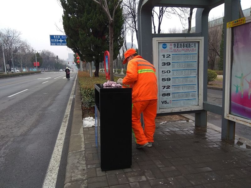 路边清洁工，细心又认真7.jpg