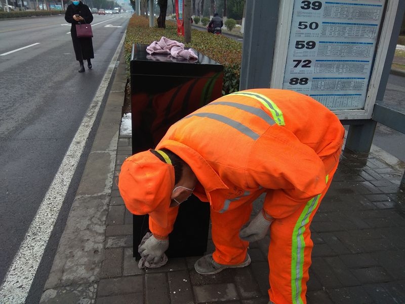 路边清洁工，细心又认真8.jpg