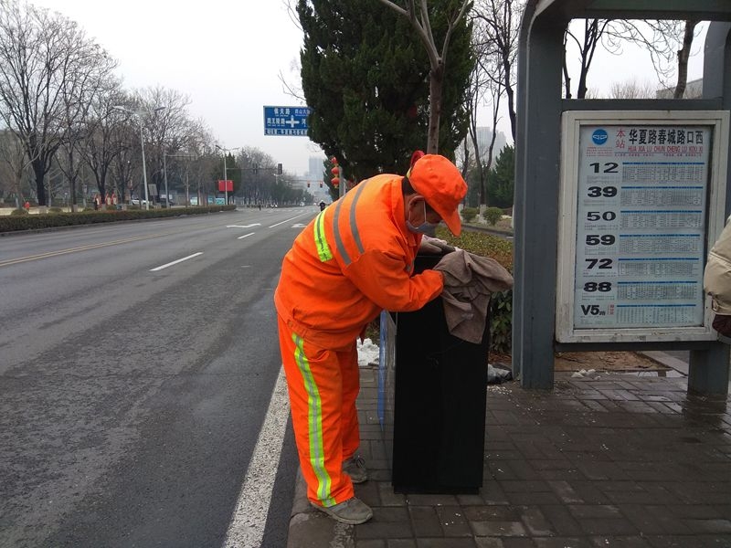 路边清洁工，细心又认真6.jpg