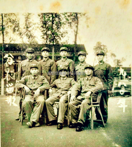  前排右班长陈兴太，班付王晓阳，孙达东，后排左1是我，右1苏木