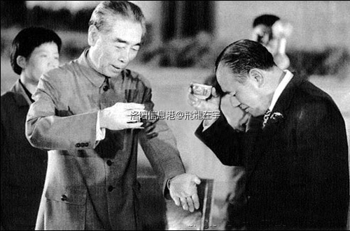 周恩来总理设宴招待日本首相田中角荣，周恩来总理与日本首相田中角荣干杯.jpg