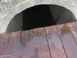 兴洛湖公园排水孔洞安全隐患：