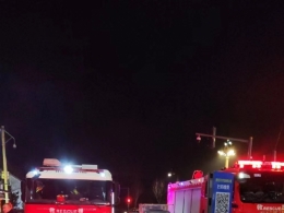 蕉柳铁路护坡塔西段失火，消防车进不来。