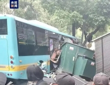 南昌一公交车与多名行人发生碰撞，已致3死7伤