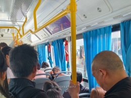 公交车上小孩占座位，许多年老人却只能站着你说应该不应该？